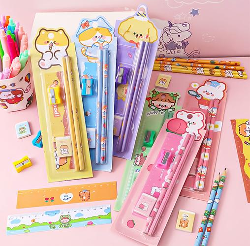 童趣與實用兼具 卡通鉛筆套裝成為幼兒園小獎品的新寵